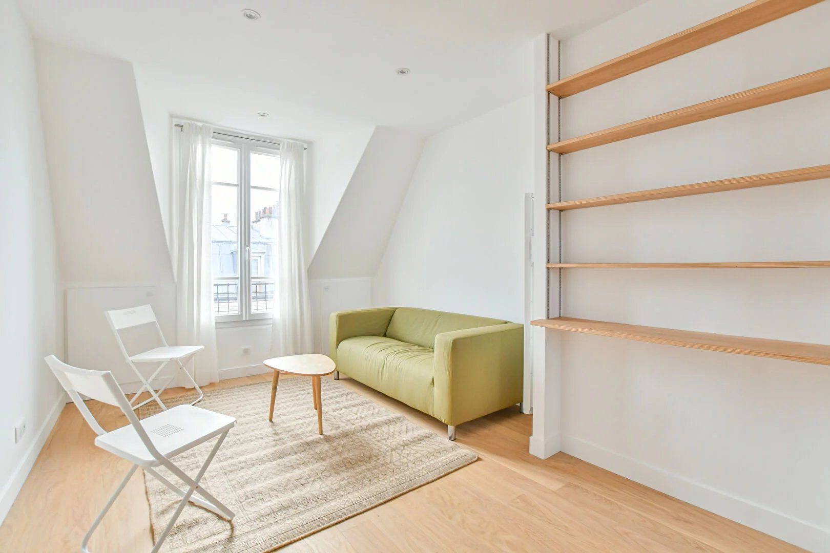 Flat Rue Jacques Baudry in Paris