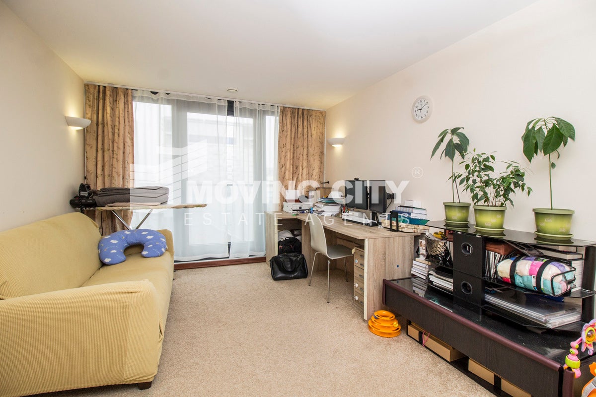 Flat Blackwall Way in Greater London