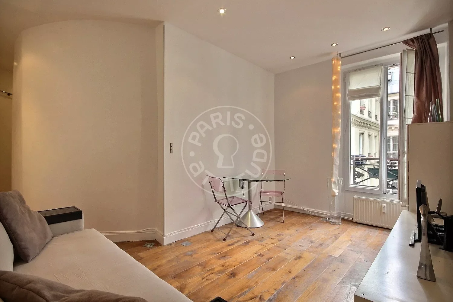 Flat Rue d'Enghien in Paris
