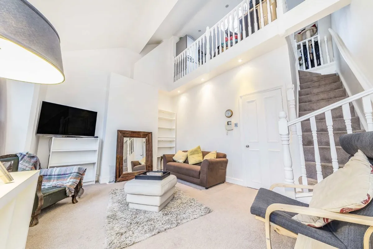 Flat Ivy Crescent in Greater London