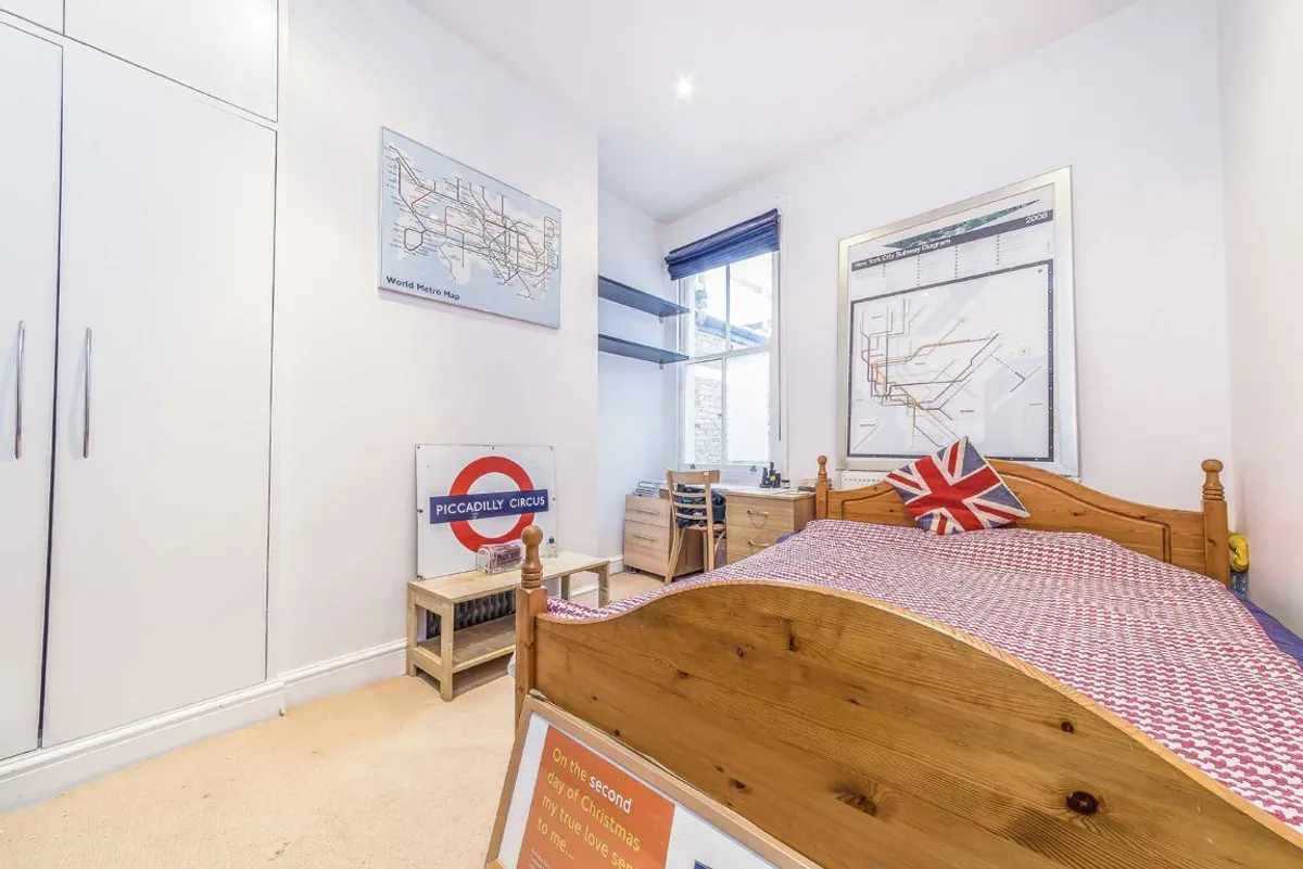 Flat Ivy Crescent in Greater London