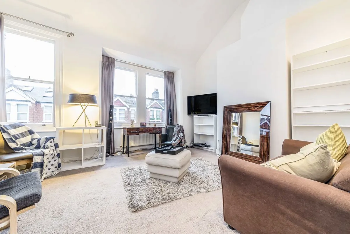 Flat Ivy Crescent in Greater London