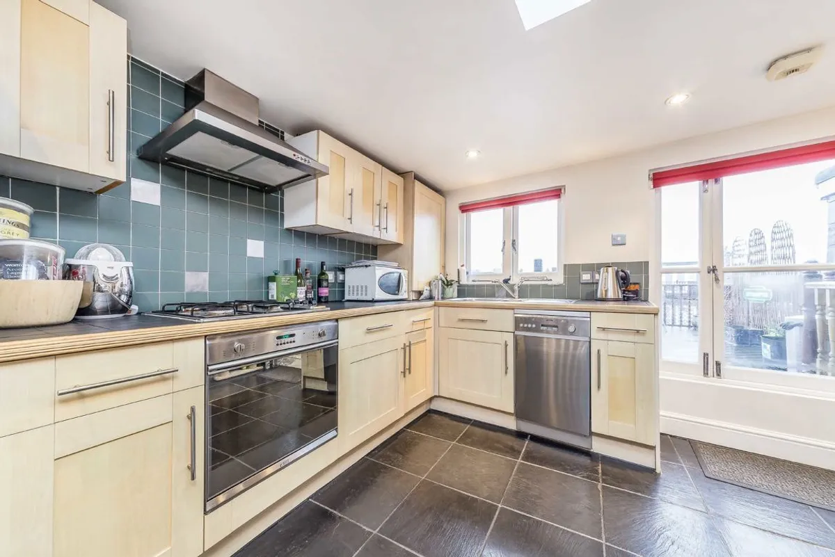 Flat Ivy Crescent in Greater London