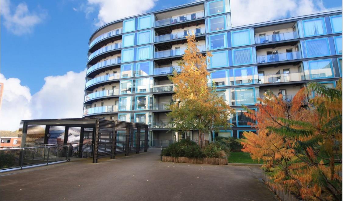 Flat Station Approach in Greater London