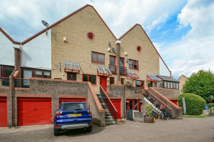 Flat Nelson Walk in Greater London