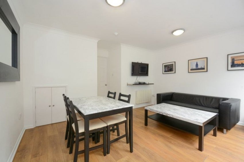 Flat Nelson Walk in Greater London