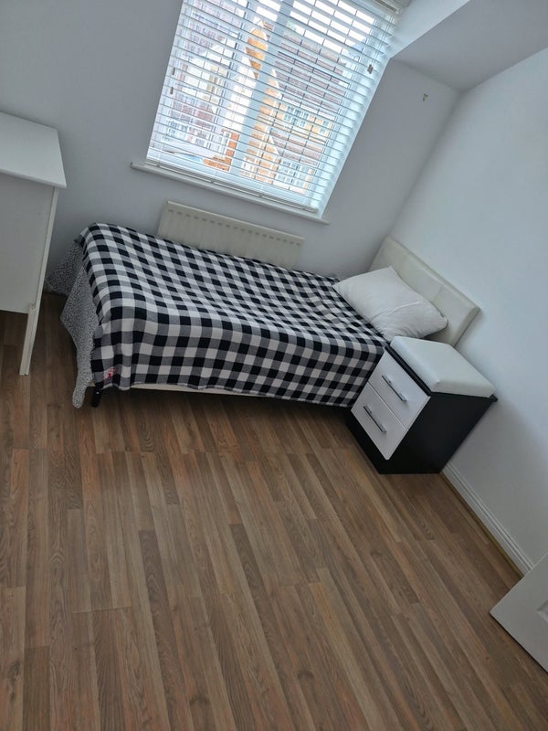 Room Deverills Way in Slough