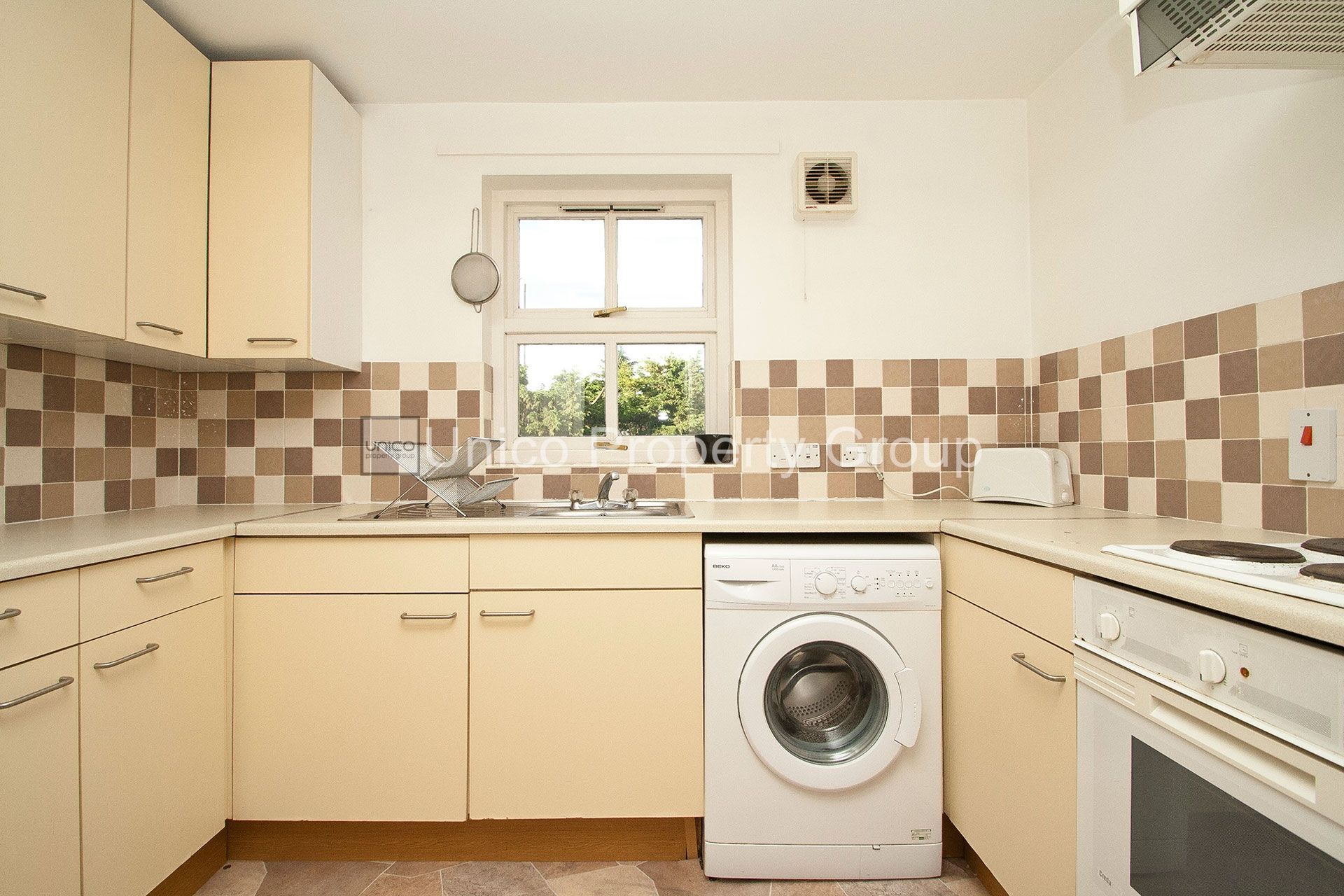 Flat Baldock Street in Greater London