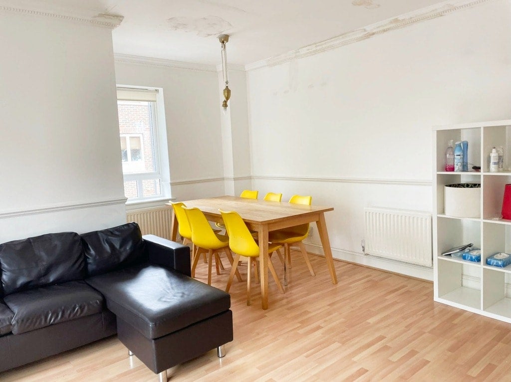 Flat May Bate Avenue in Greater London