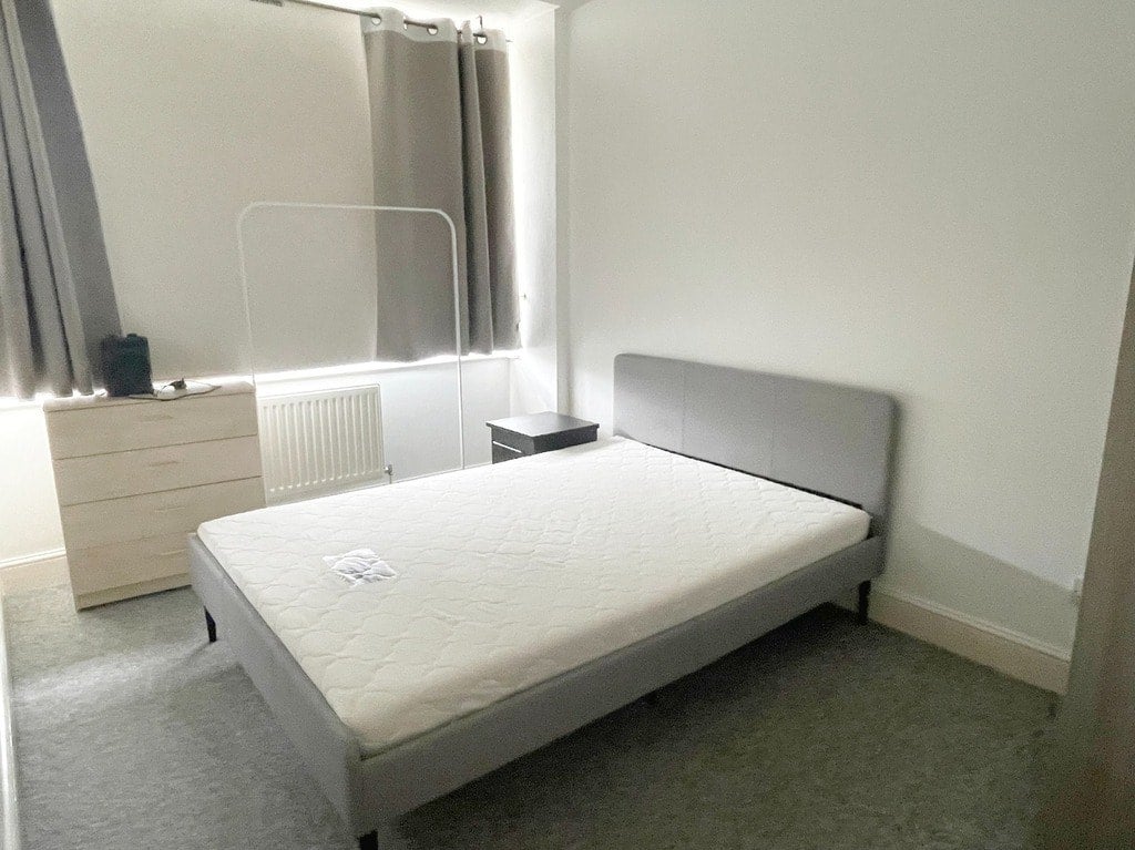 Flat May Bate Avenue in Greater London