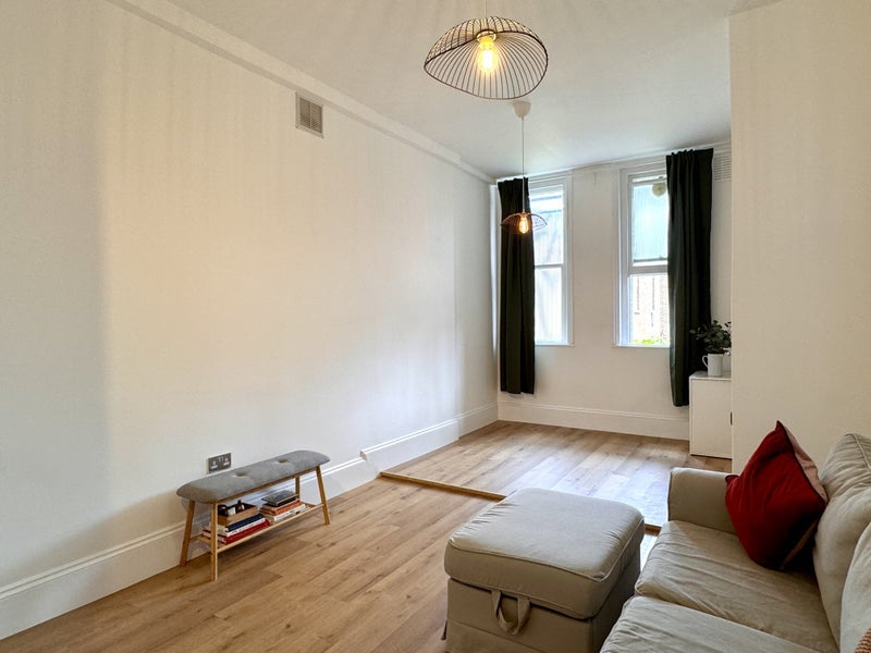Flat Cricklade Avenue in Greater London