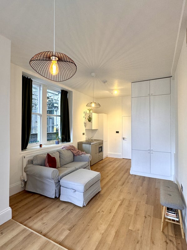 Flat Cricklade Avenue in Greater London