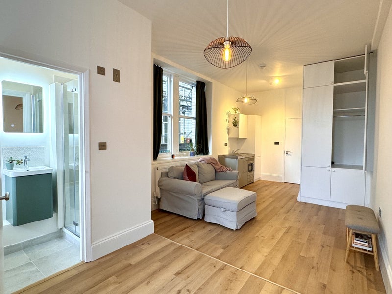 Flat Cricklade Avenue in Greater London