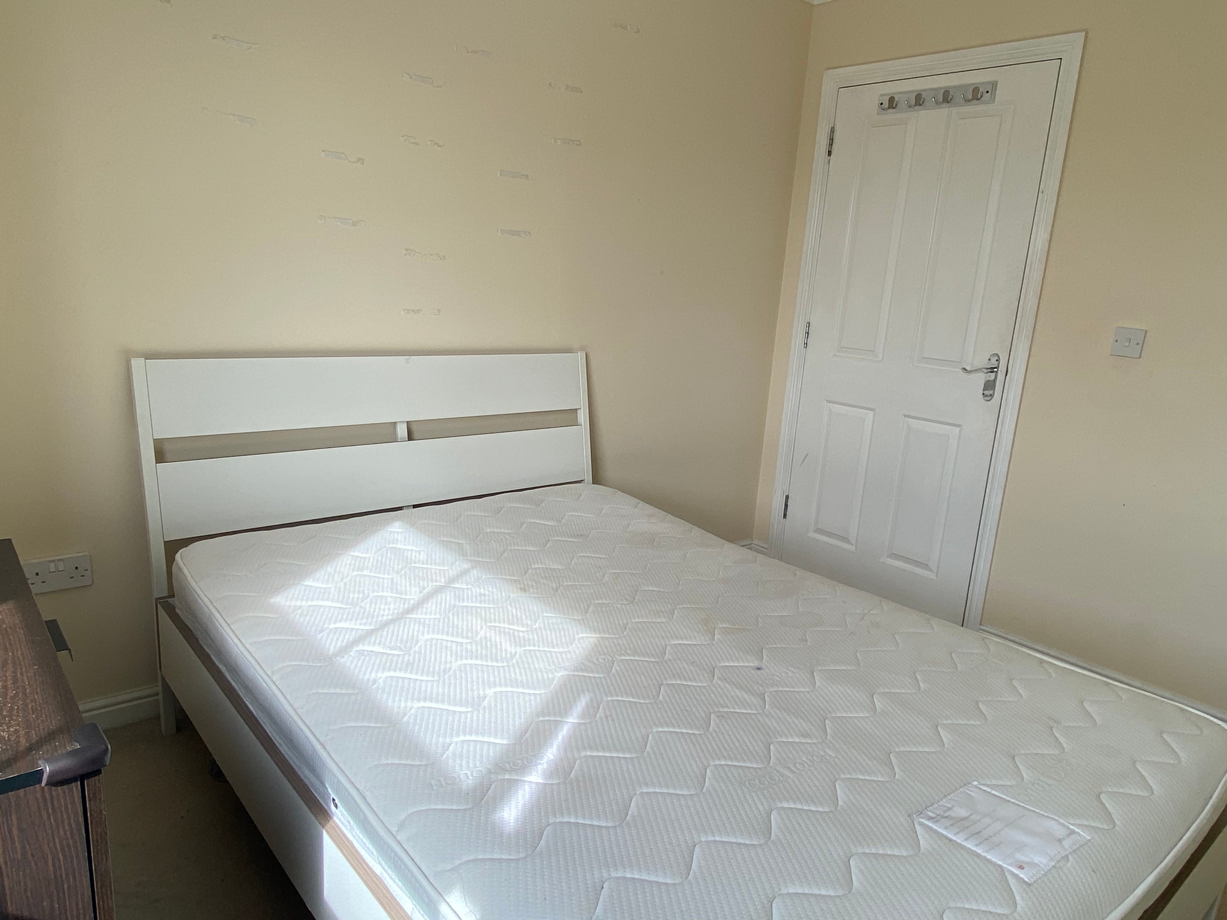 Flat Crispin Way in Greater London