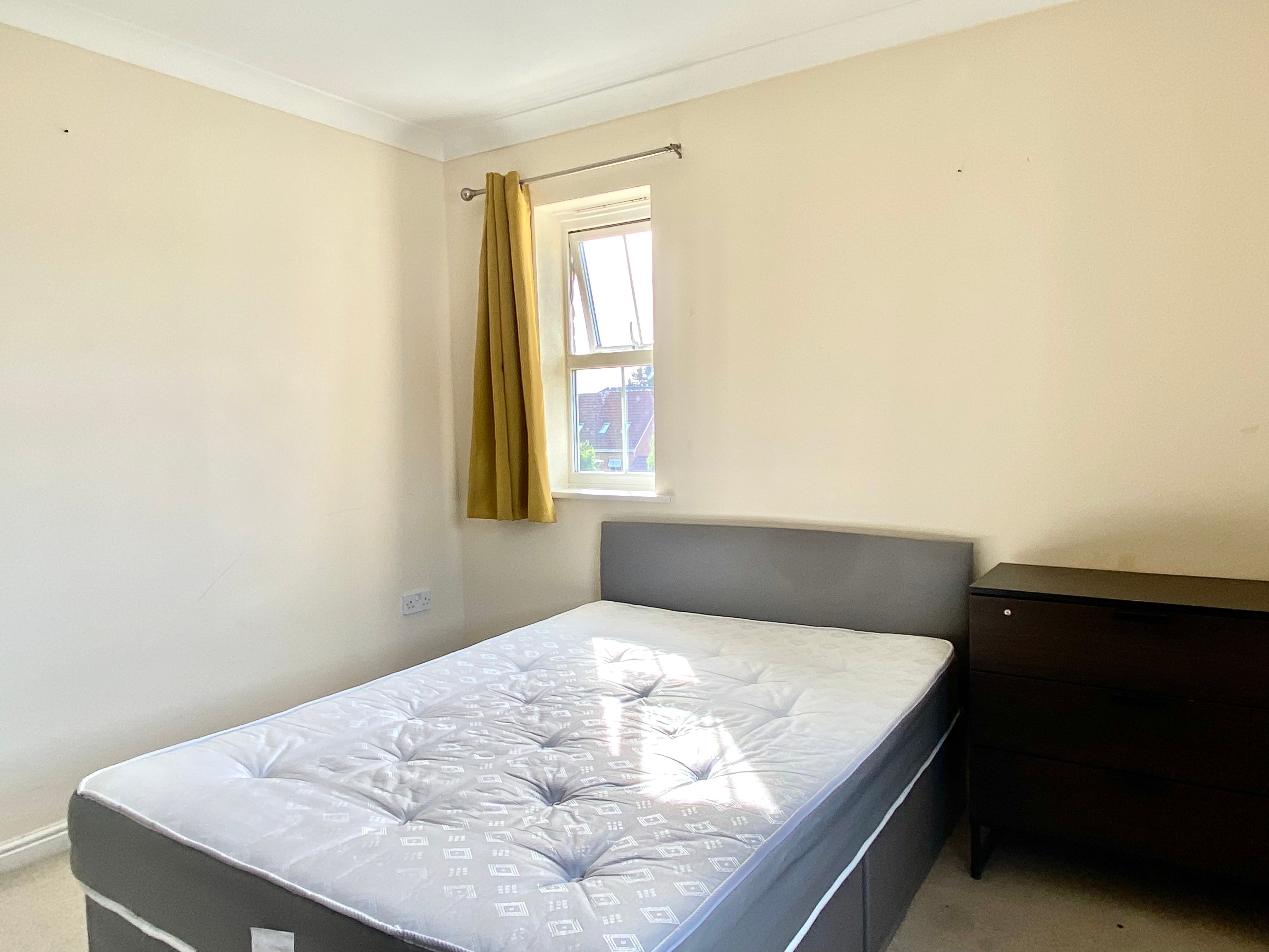 Flat Crispin Way in Greater London