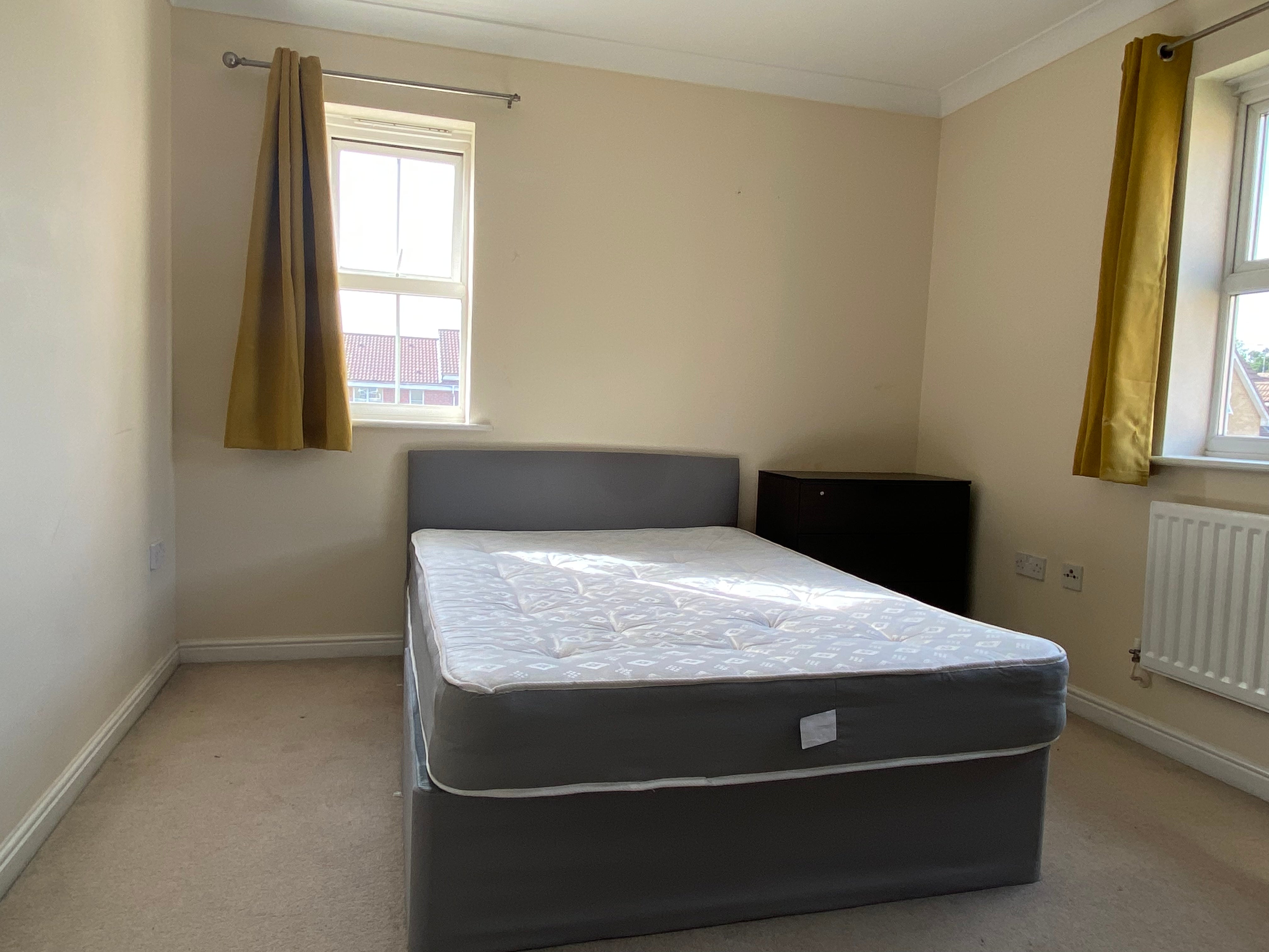 Flat Crispin Way in Greater London