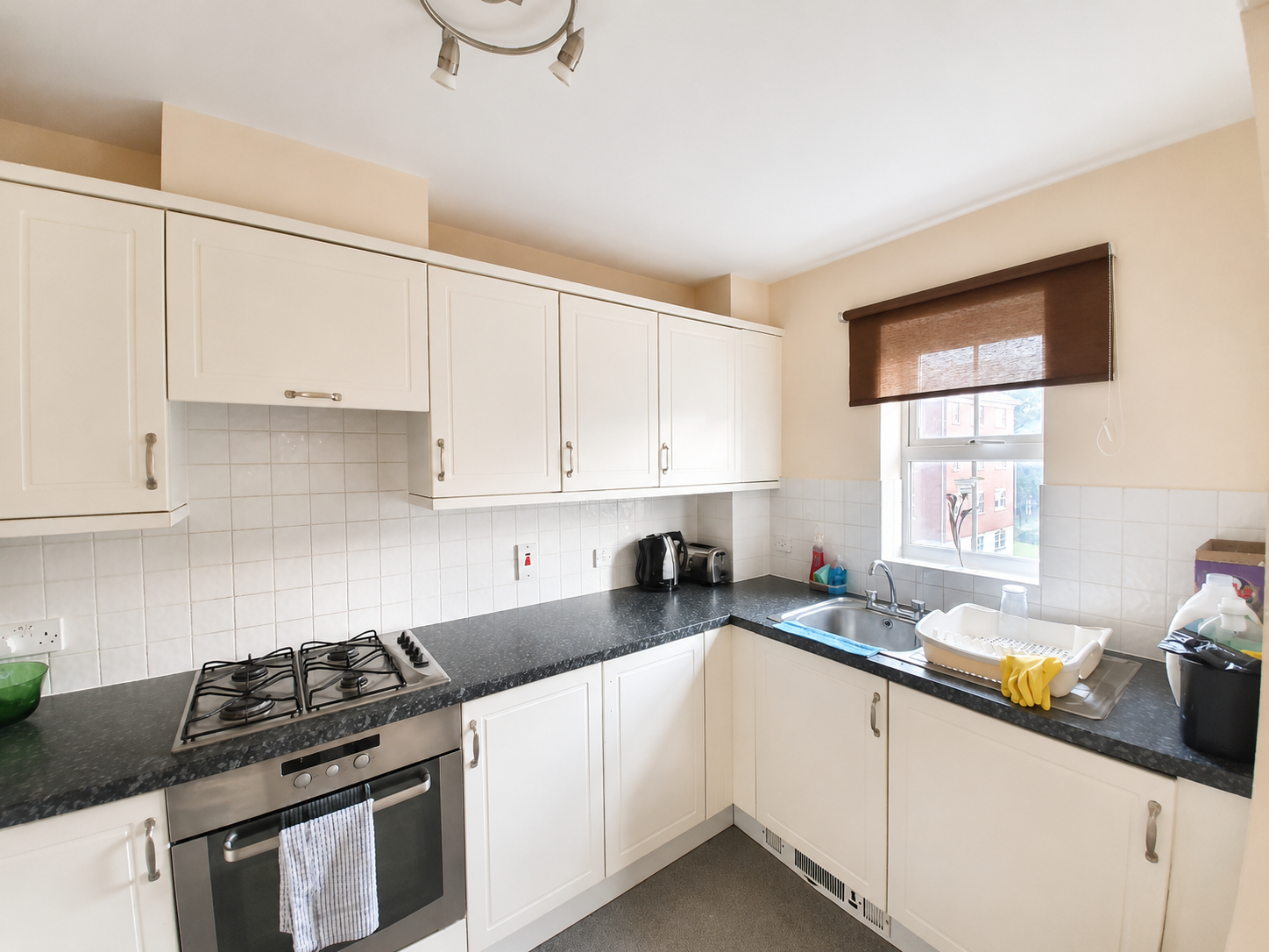 Flat Crispin Way in Greater London