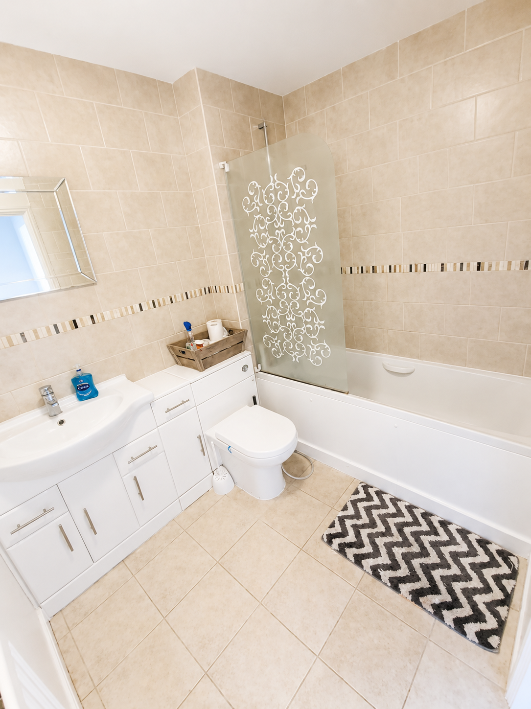 Flat Crispin Way in Greater London