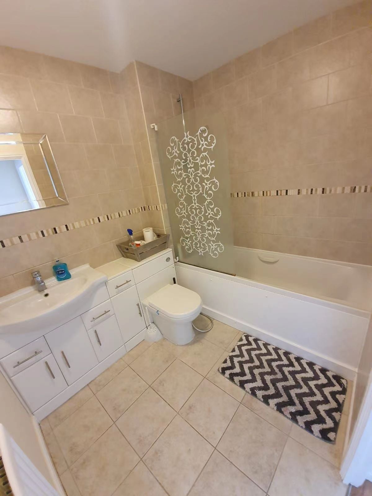 Flat Crispin Way in Greater London