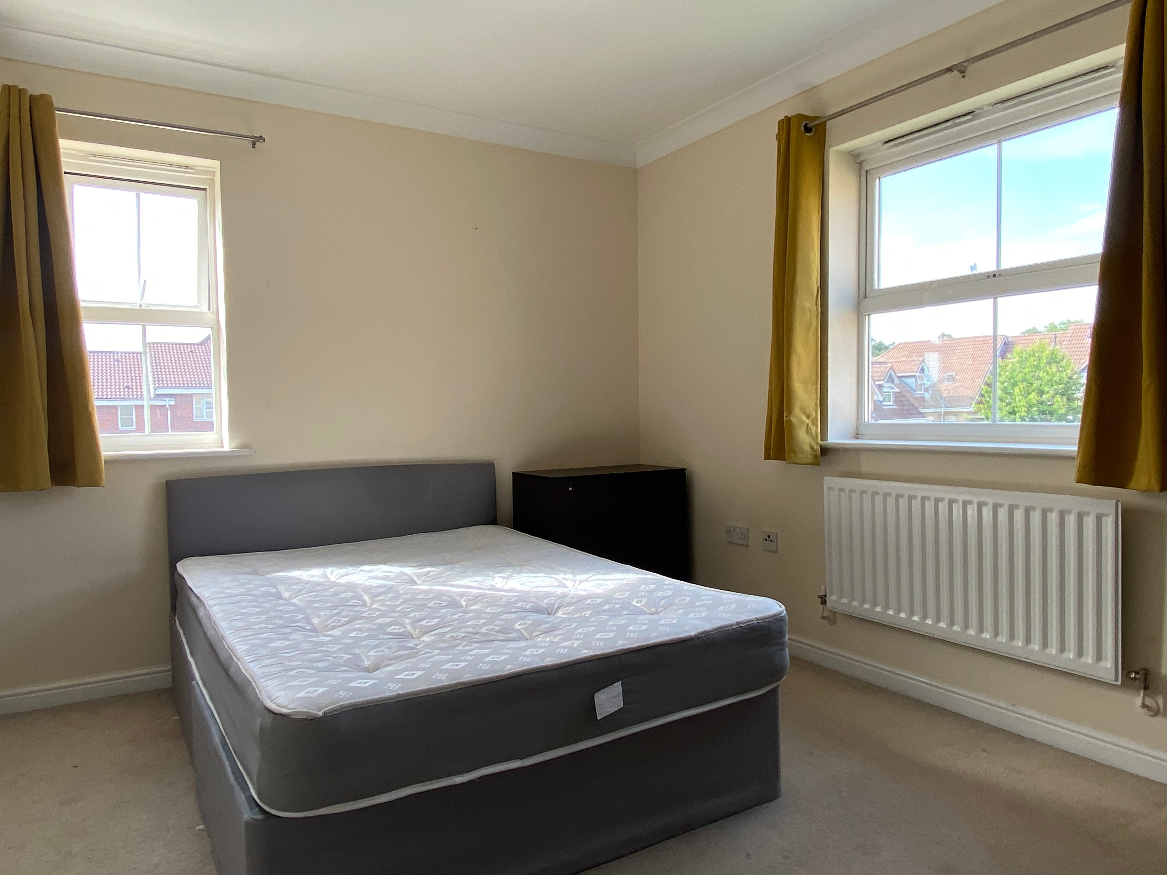 Flat Crispin Way in Greater London