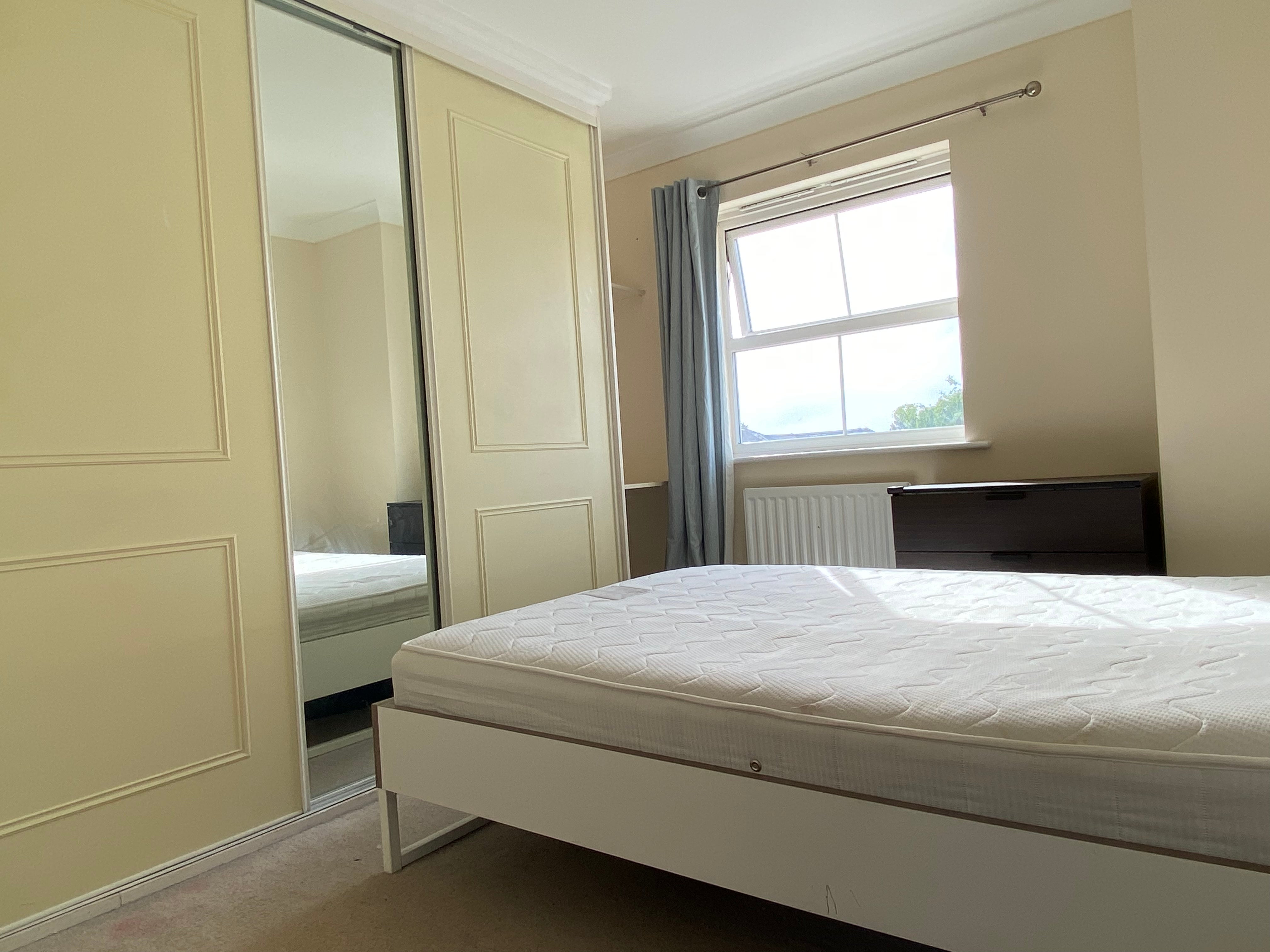 Flat Crispin Way in Greater London