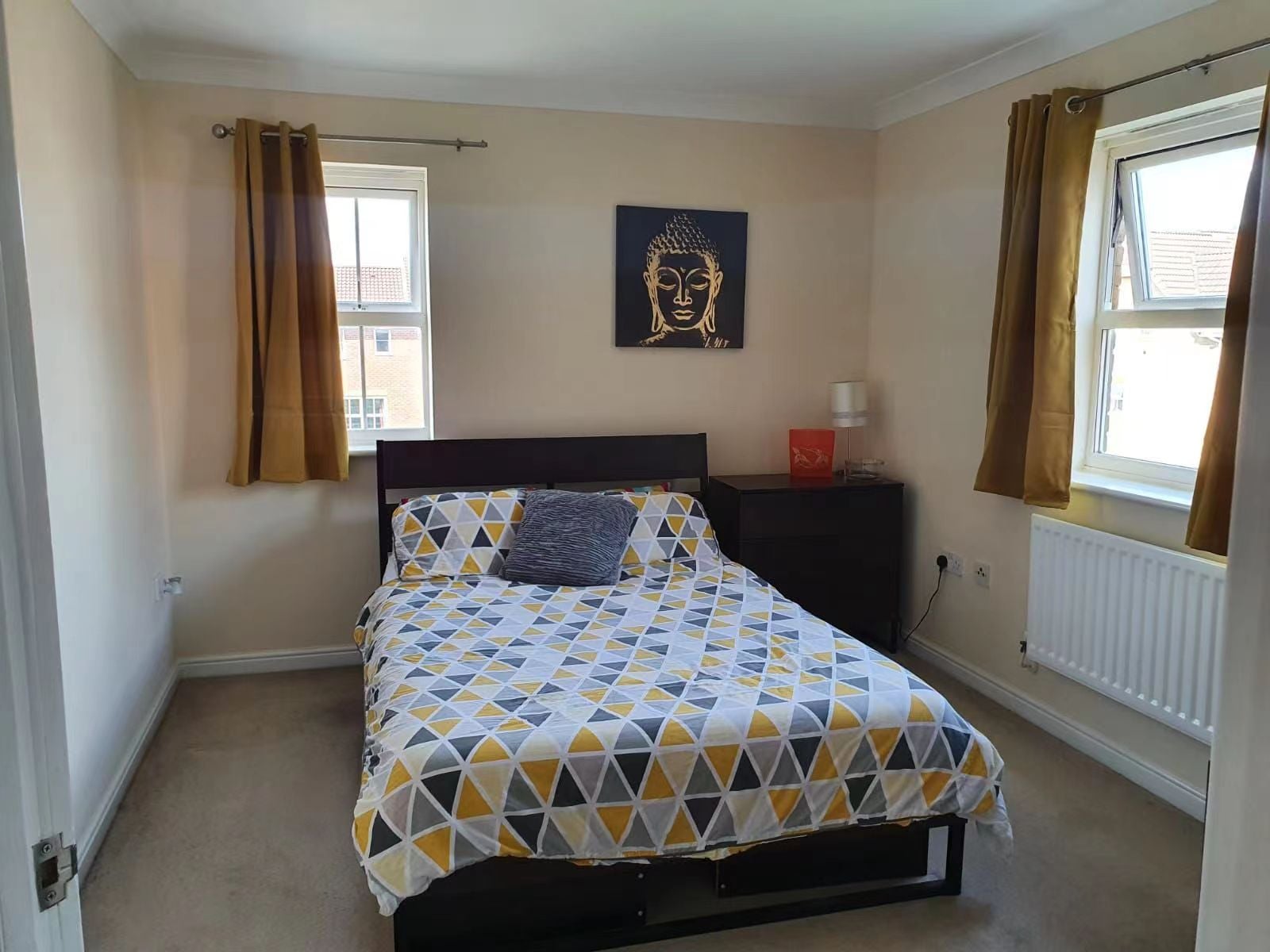 Flat Crispin Way in Greater London