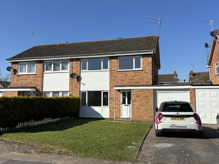 House Edmonton Close in Worcester