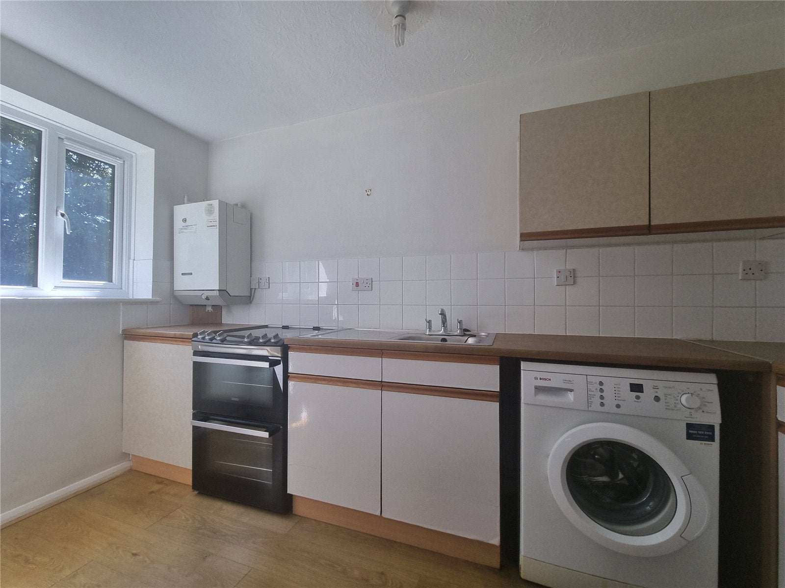 Flat Frankswood Avenue in Greater London