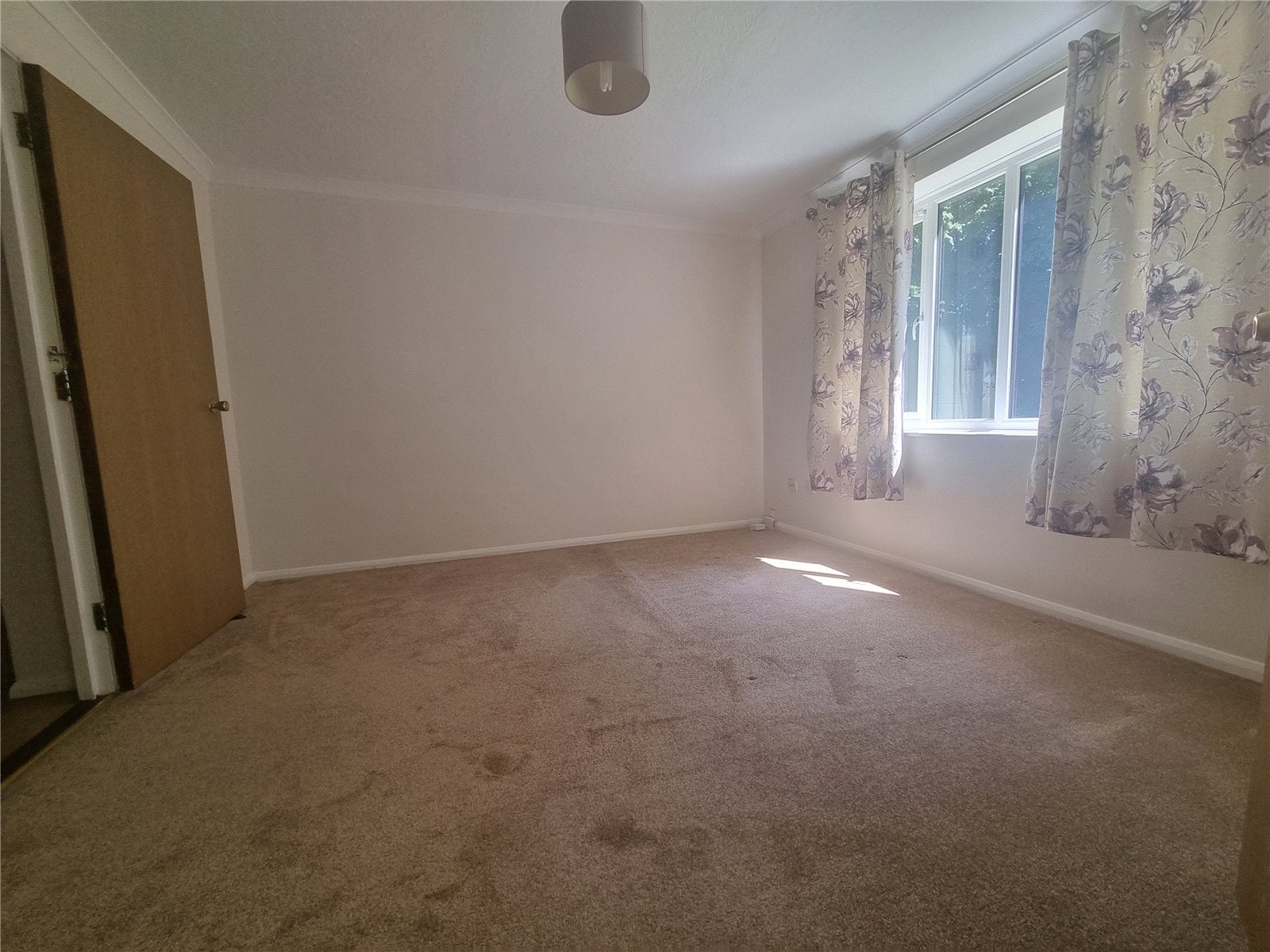Flat Frankswood Avenue in Greater London