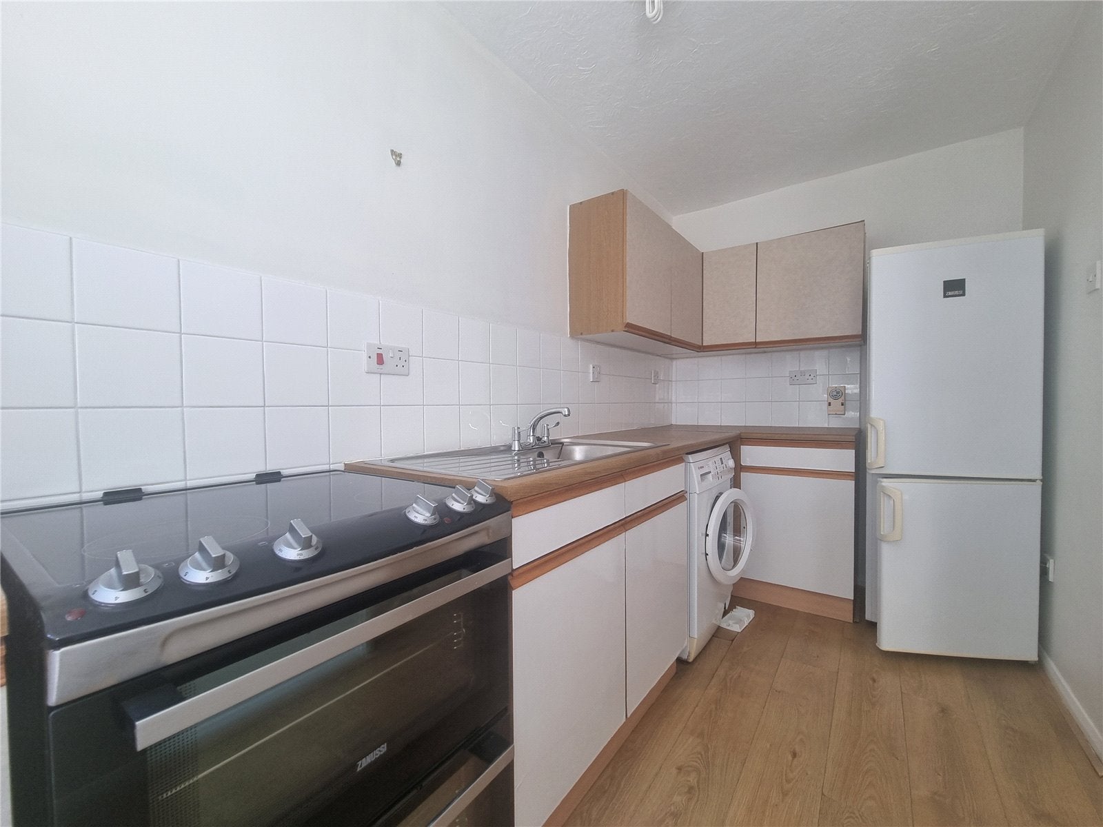 Flat Frankswood Avenue in Greater London