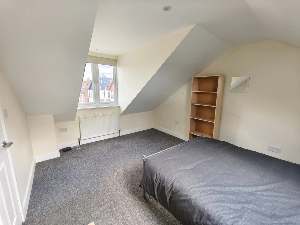 Flat Fairmile Avenue in Greater London