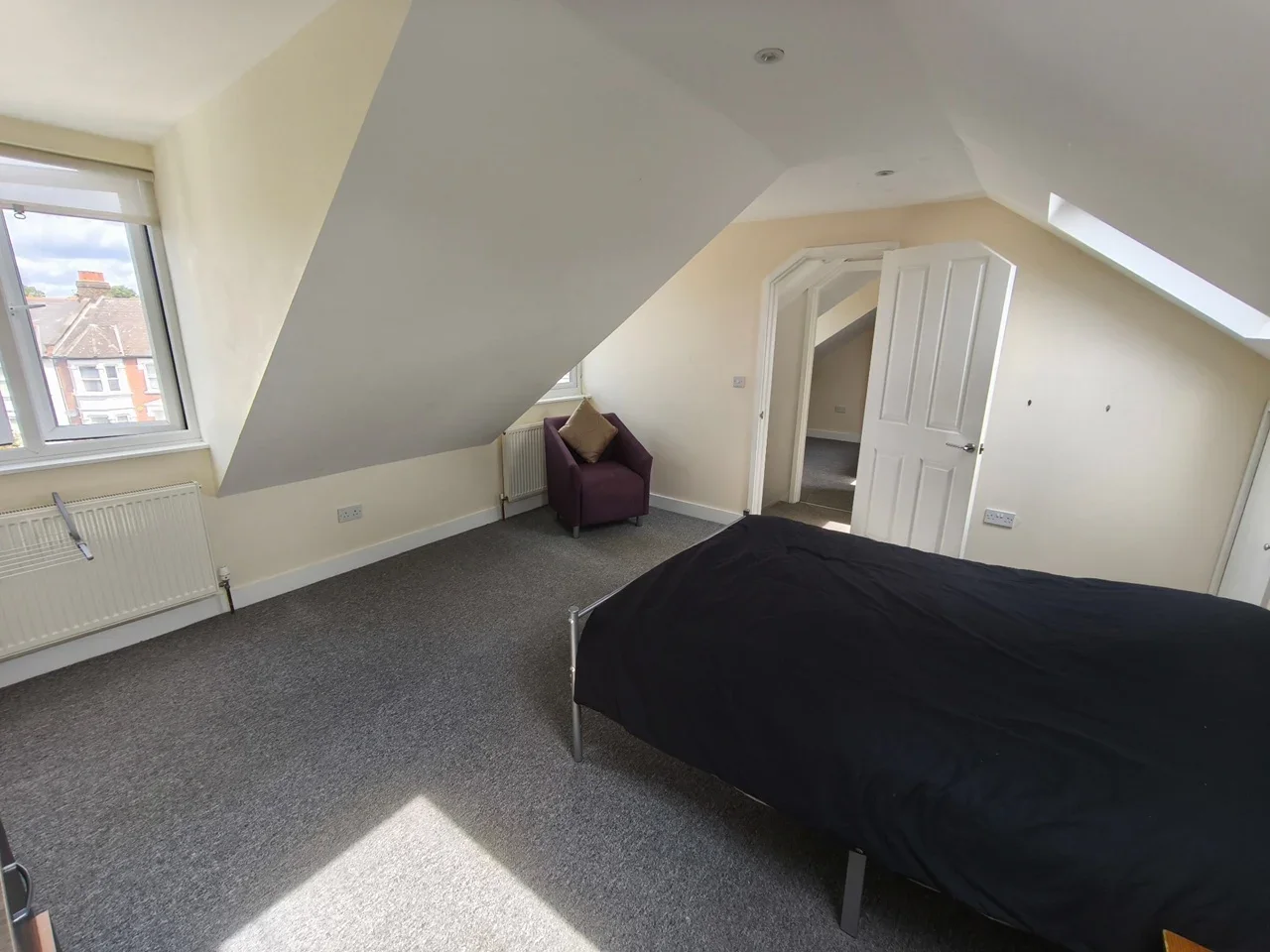 Flat Fairmile Avenue in Greater London