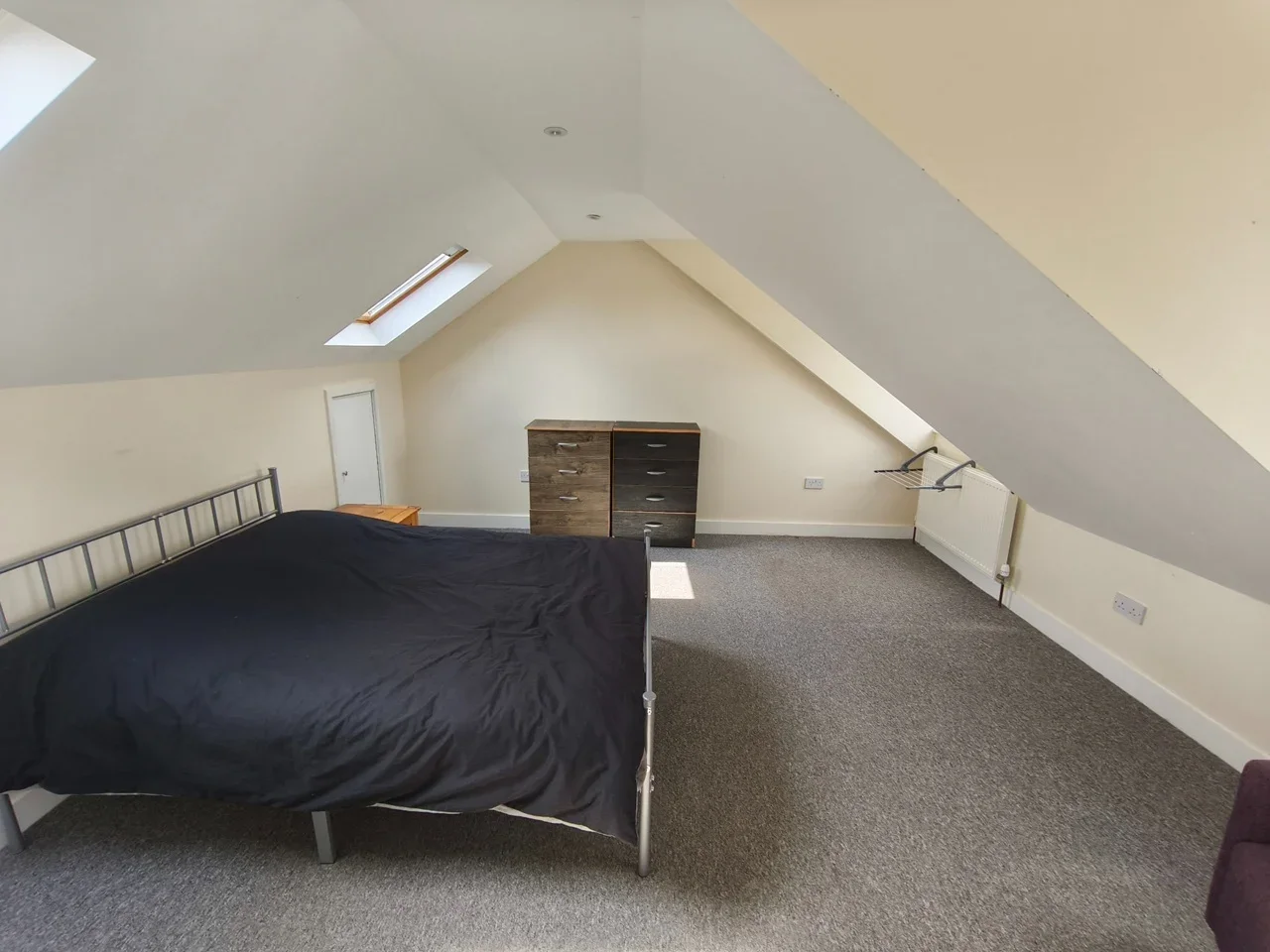 Flat Fairmile Avenue in Greater London
