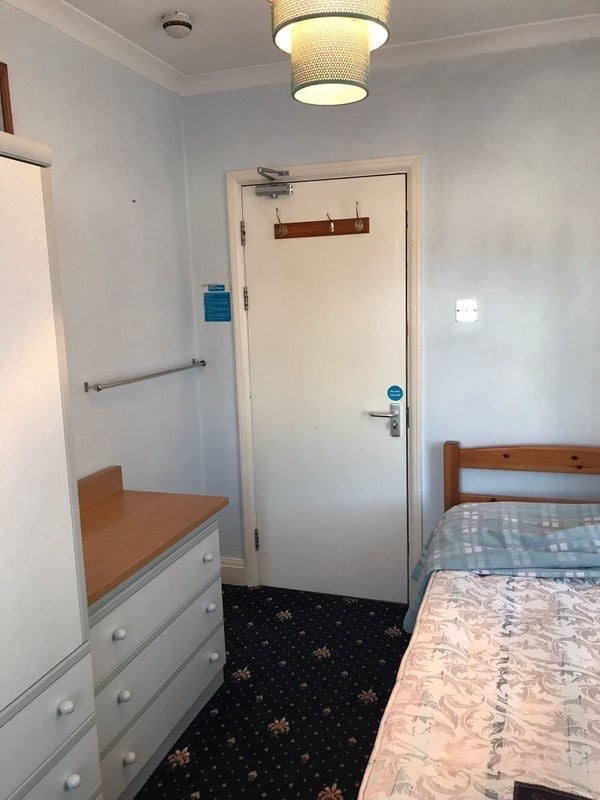 Room Burlington Avenue in Slough