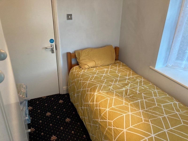 Room Burlington Avenue in Slough