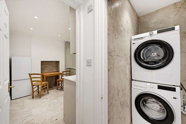 Flat Geraldine Road in Greater London