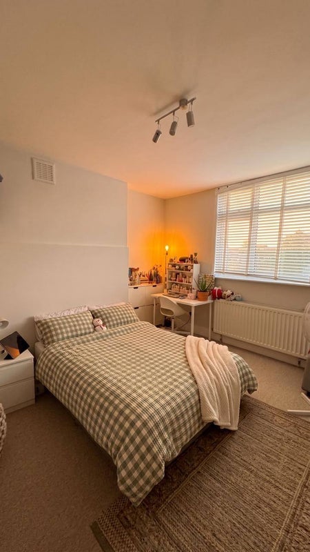 Room Burton Grove in Greater London