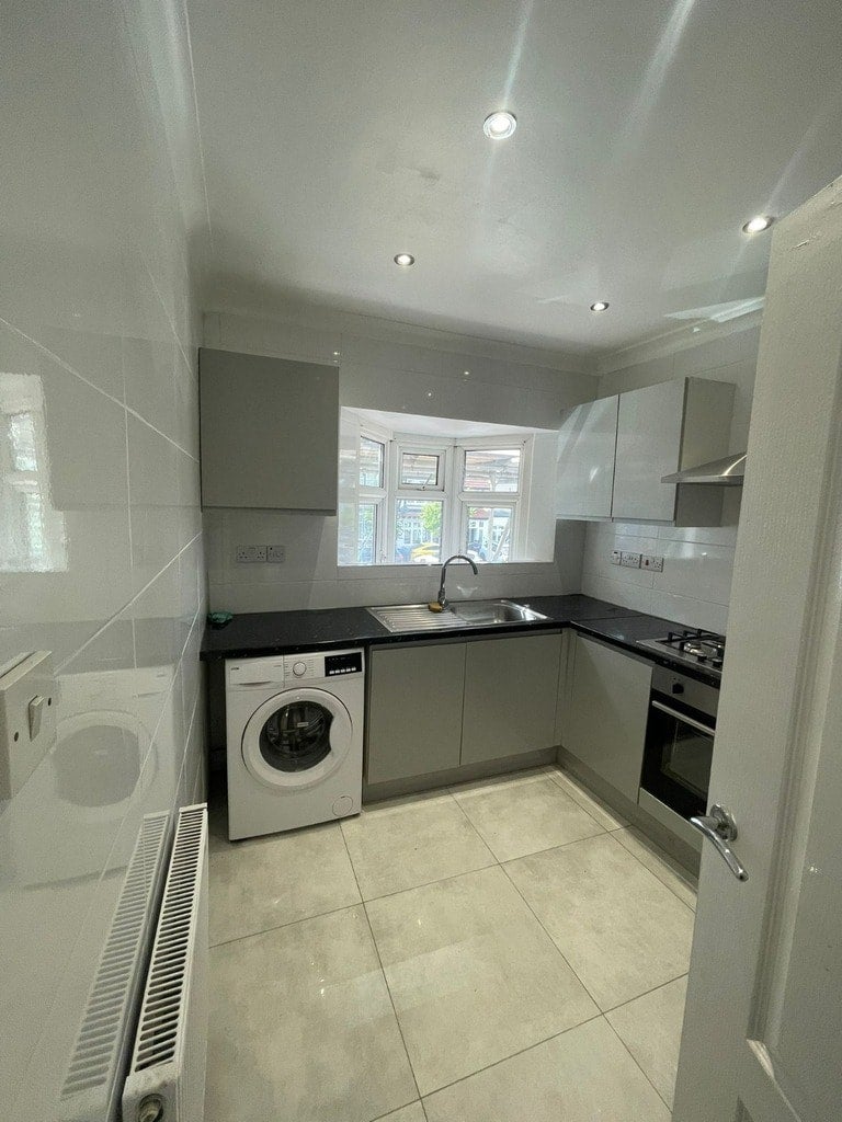 Room Manor Drive in Greater London