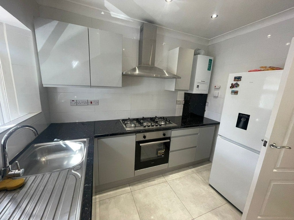 Room Manor Drive in Greater London