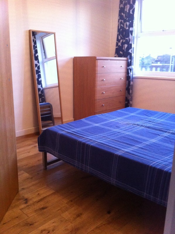 Room Ferndale Road in Greater London