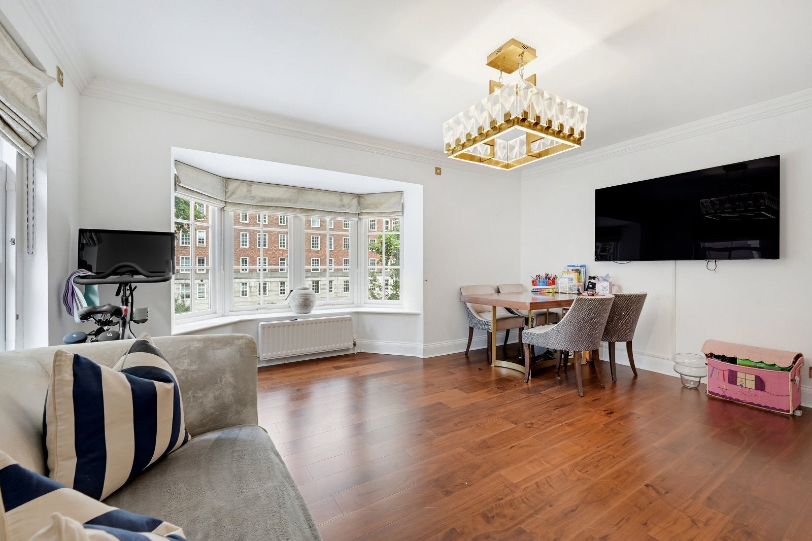 Flat Grosvenor Road in City of Westminster