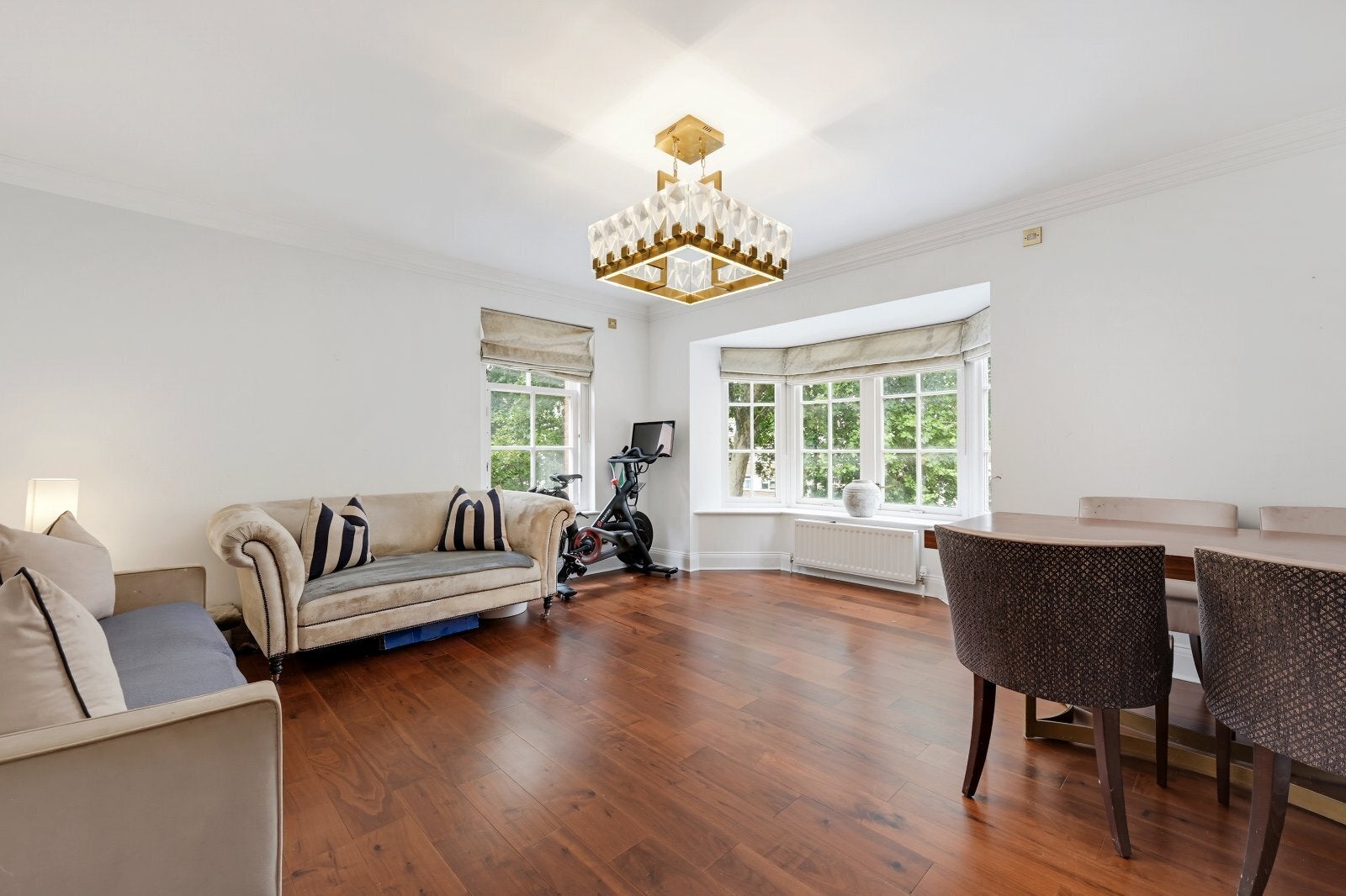 Flat Grosvenor Road in City of Westminster