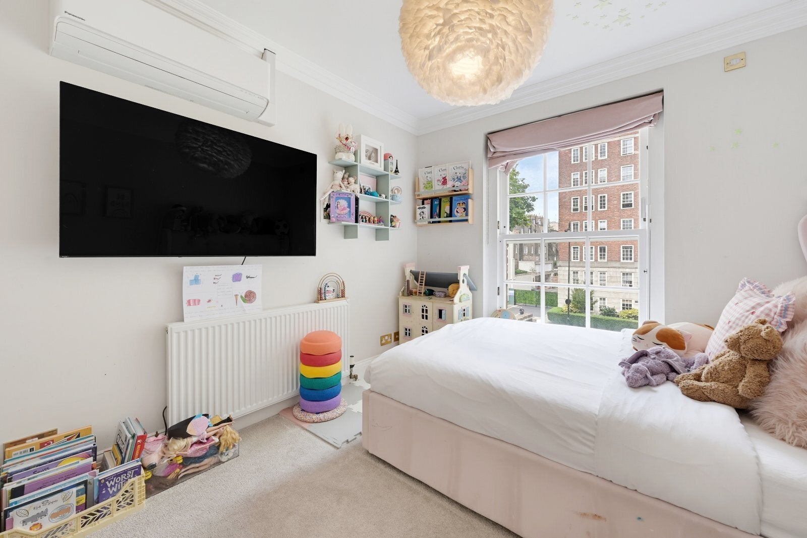 Flat Grosvenor Road in City of Westminster