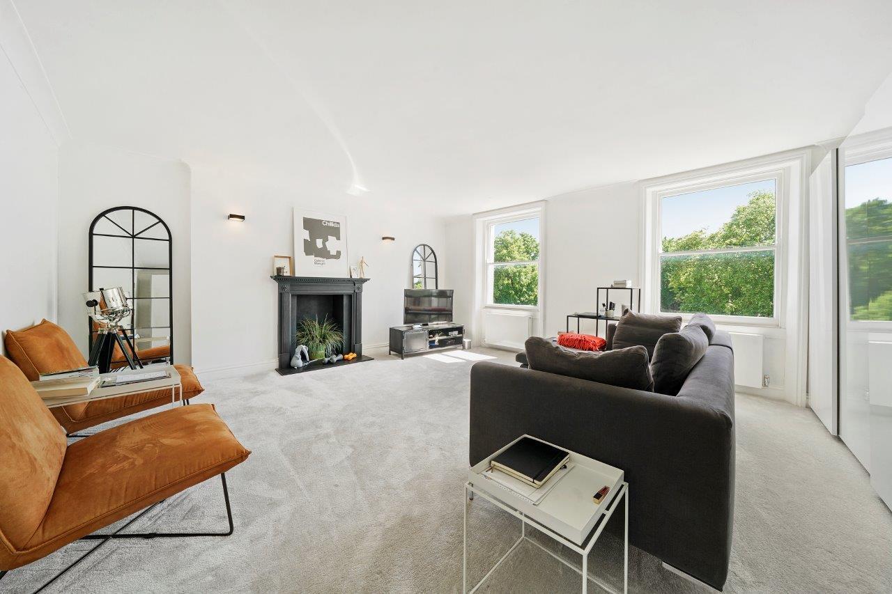 Flat Royal Crescent in Greater London