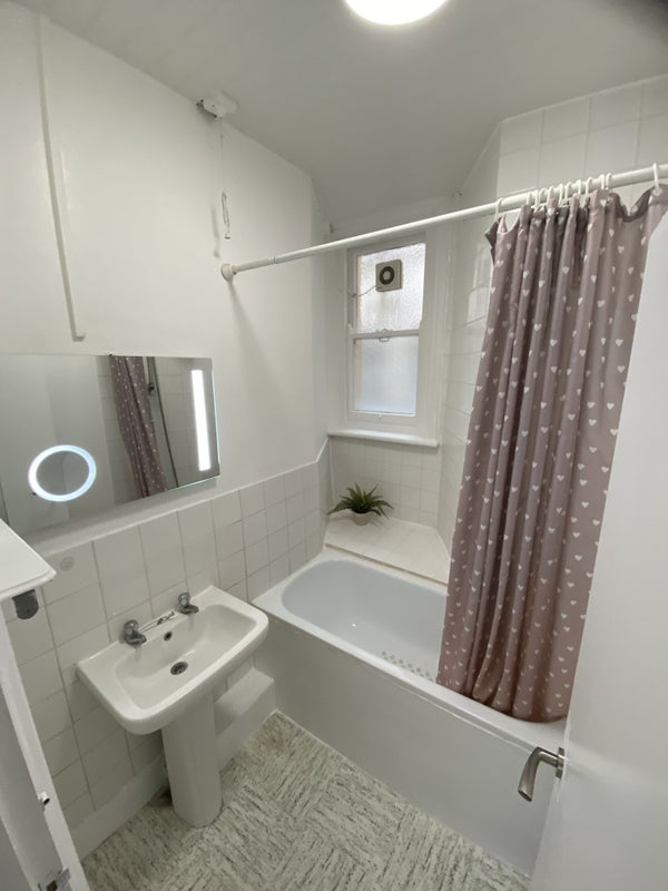 Room Lymington Road in Greater London
