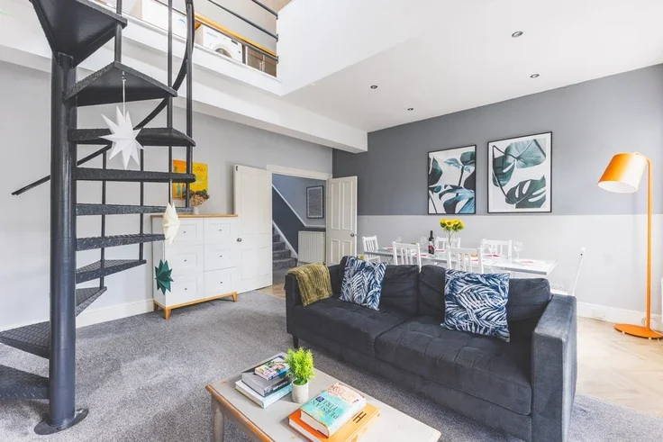 Flat Chatto Road in Greater London
