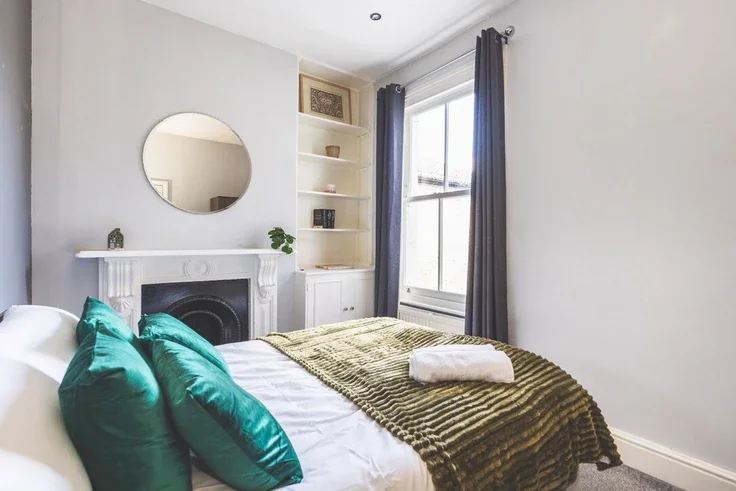 Flat Chatto Road in Greater London