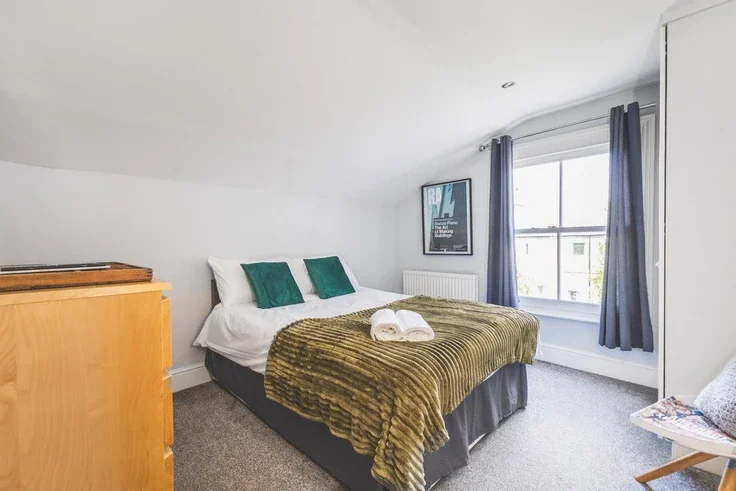 Flat Chatto Road in Greater London