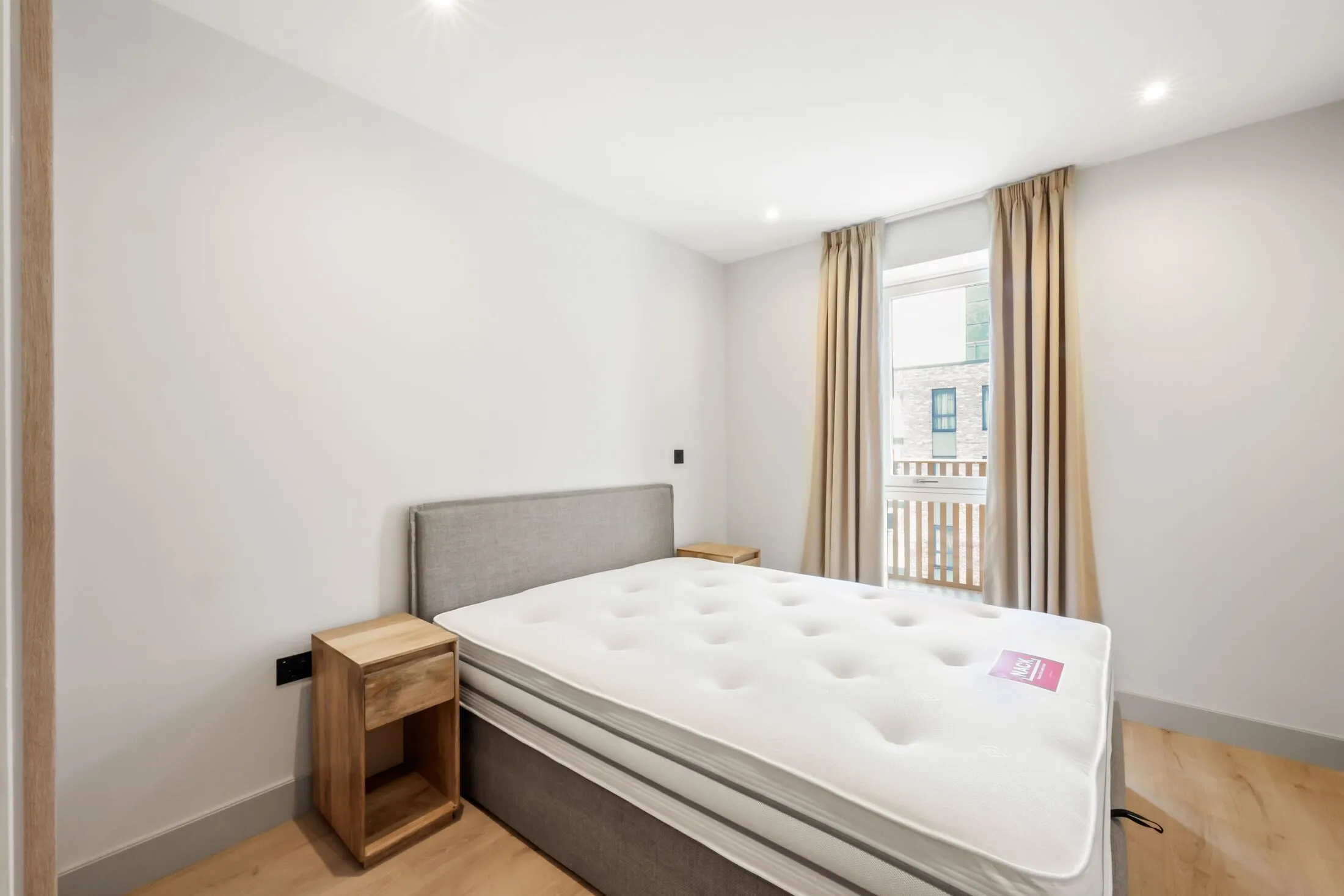 Flat Caversham Road in Greater London