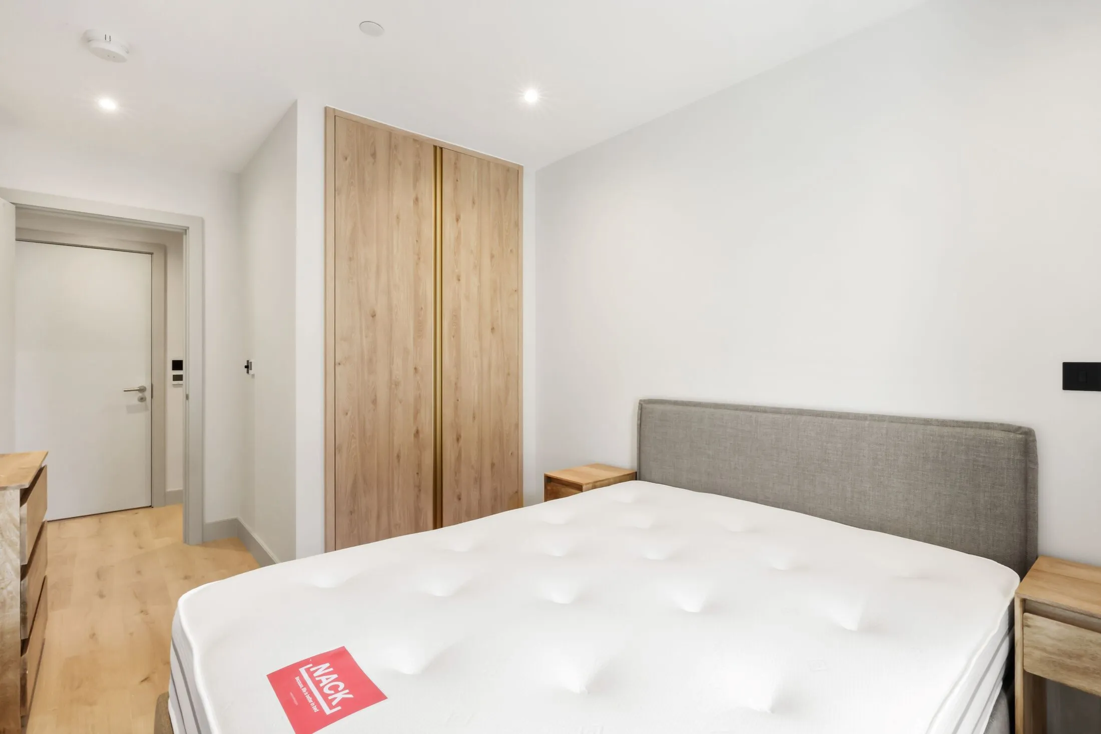 Flat Caversham Road in Greater London